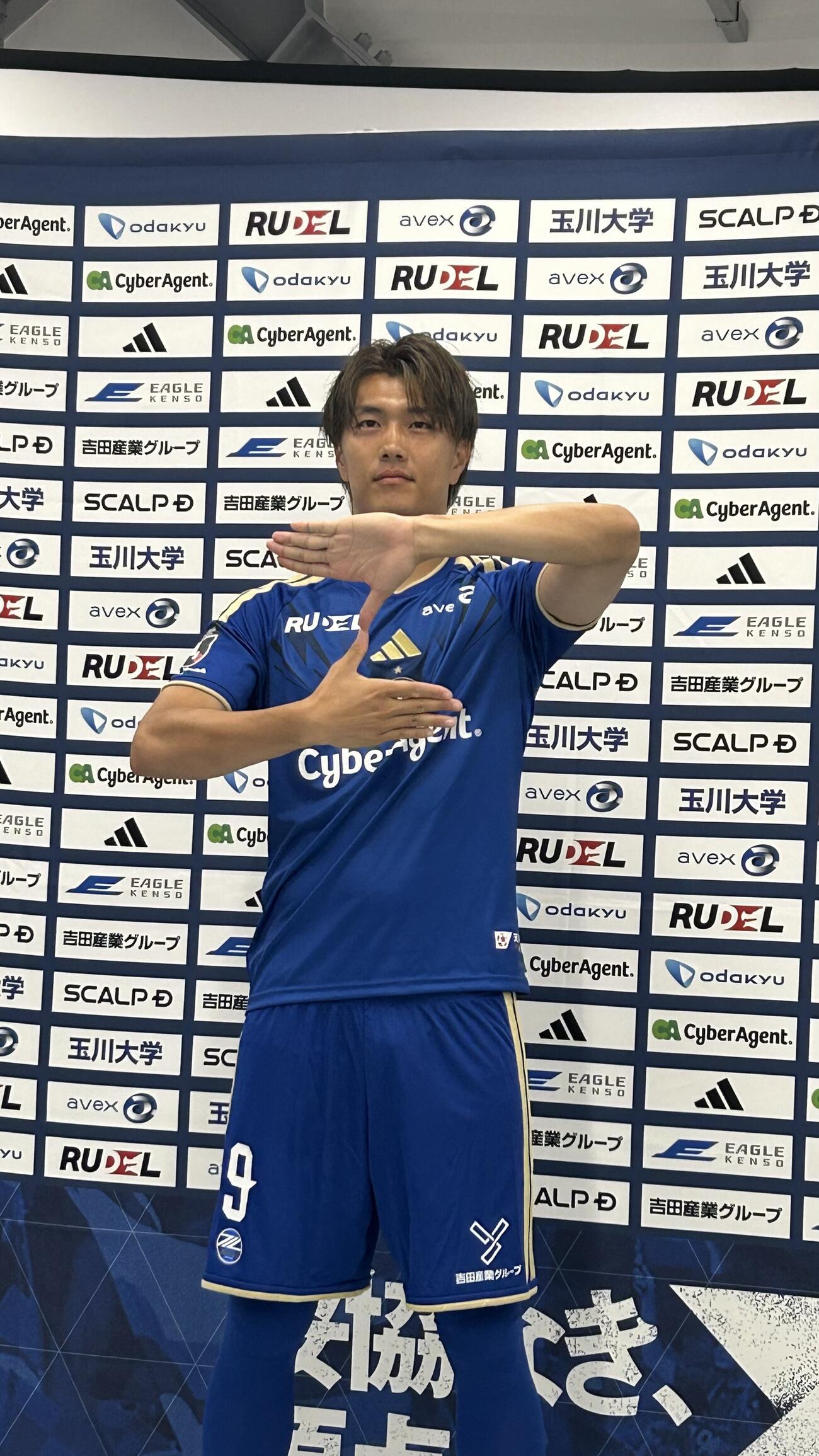 町田に新加入したFW小川航基はゼルビアの「Z」ポーズで意欲を示す（撮影・佐藤隆志）
