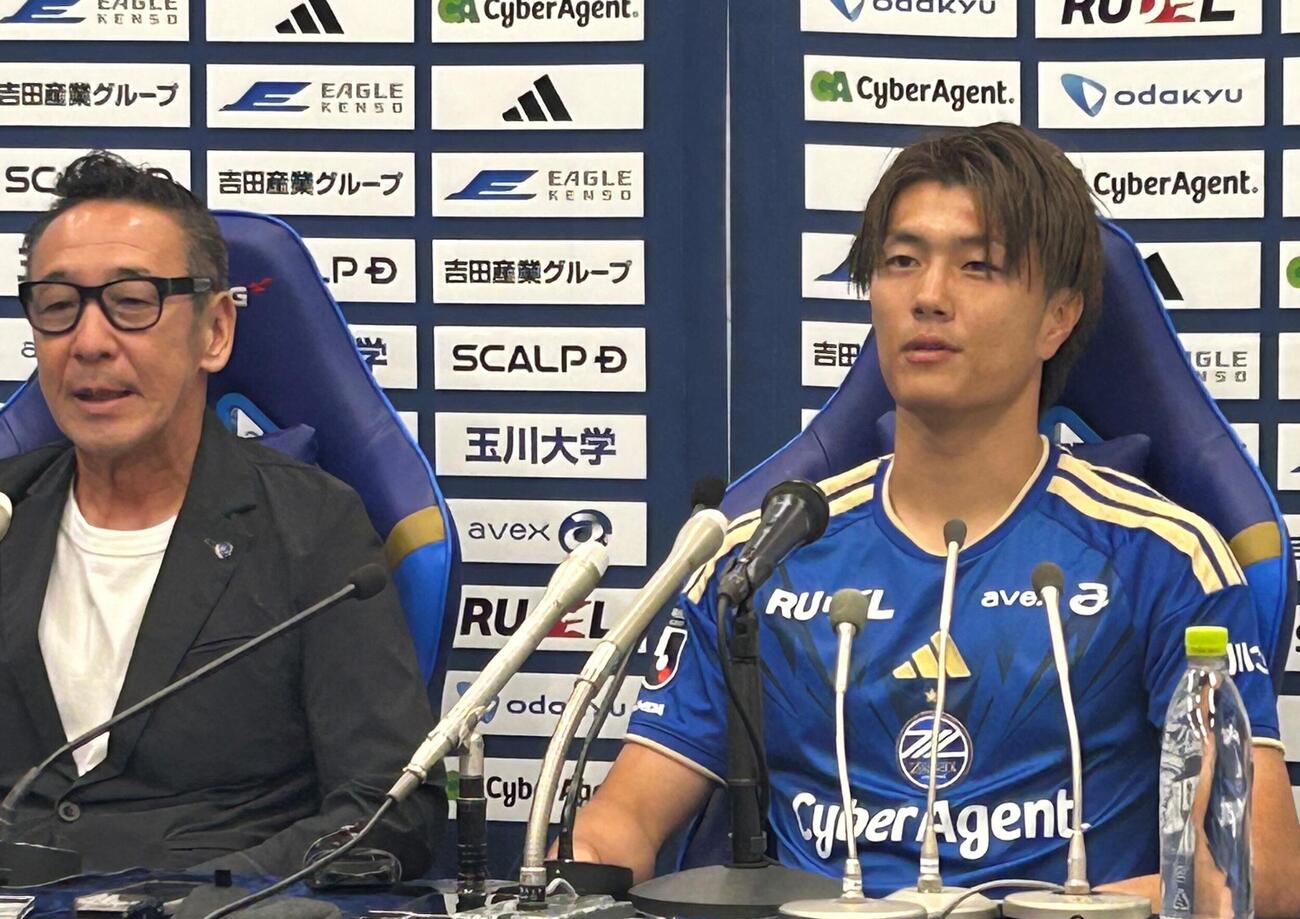 町田に新加入した日本代表FW小川航基（右）が会見。左は原靖フットボールダイレクター