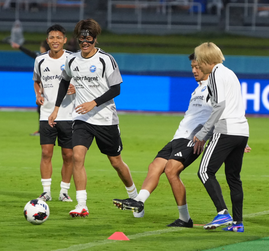 水戸対町田　試合前のウォーミングアップに臨む町田小川航基（撮影・小沢裕）