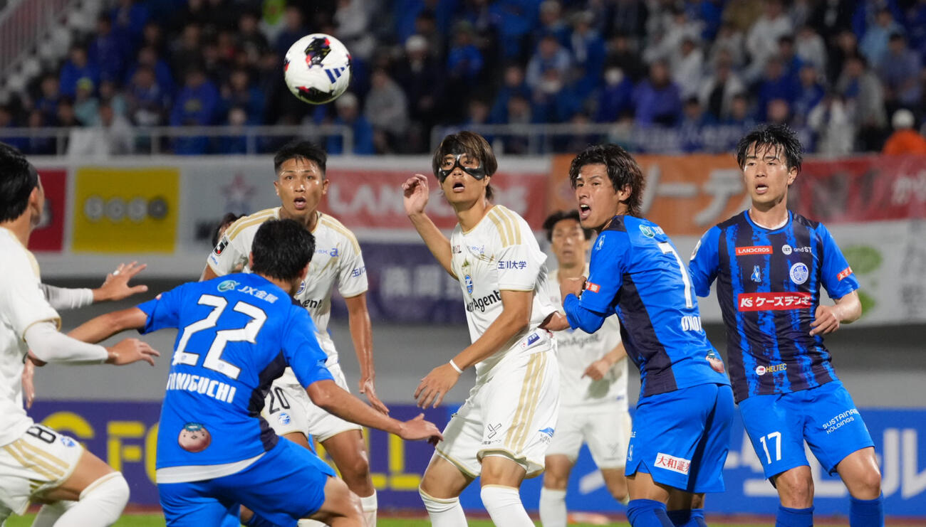 水戸対町田　後半、途中出場しプレーする町田小川航基（中央）（撮影・小沢裕）
