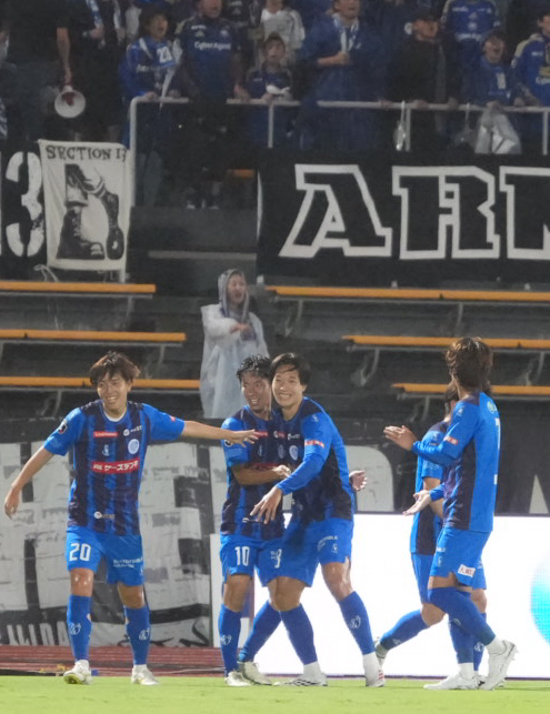 水戸対町田　前半、水戸渡辺新太（中央）は先制ゴールを奪いイレブンの祝福を受ける（撮影・小沢裕）