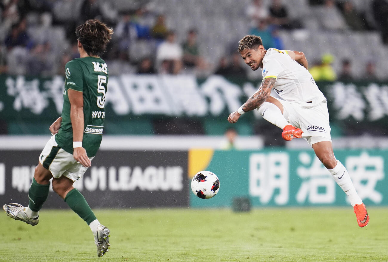 東京V－鹿島　前半、ゴールを狙う鹿島・レオセアラ（右）＝味スタ（共同）
