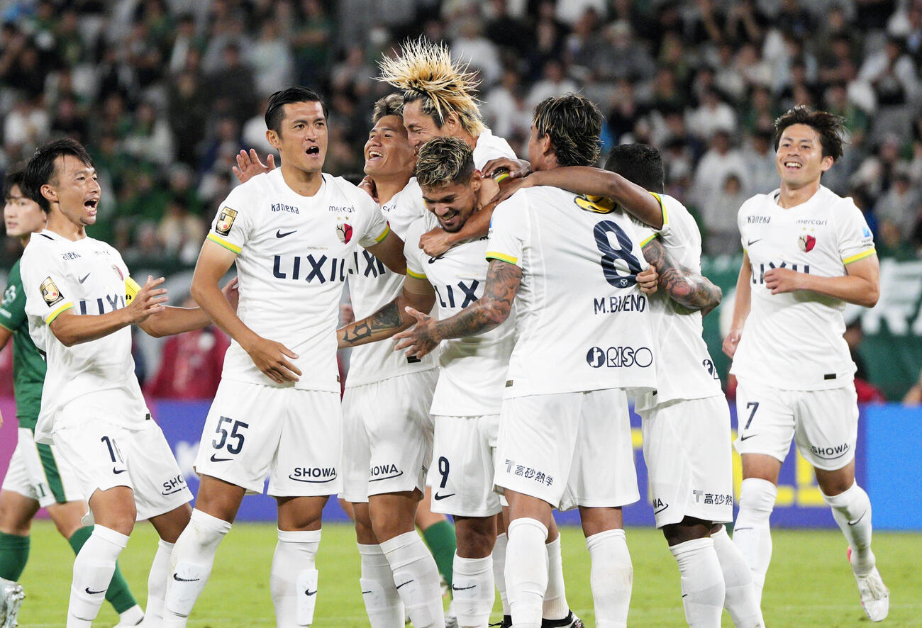東京V－鹿島　後半、レオセアラ（中央下）が自身2点目のゴールを決め、祝福する鹿島イレブン＝味スタ（共同）