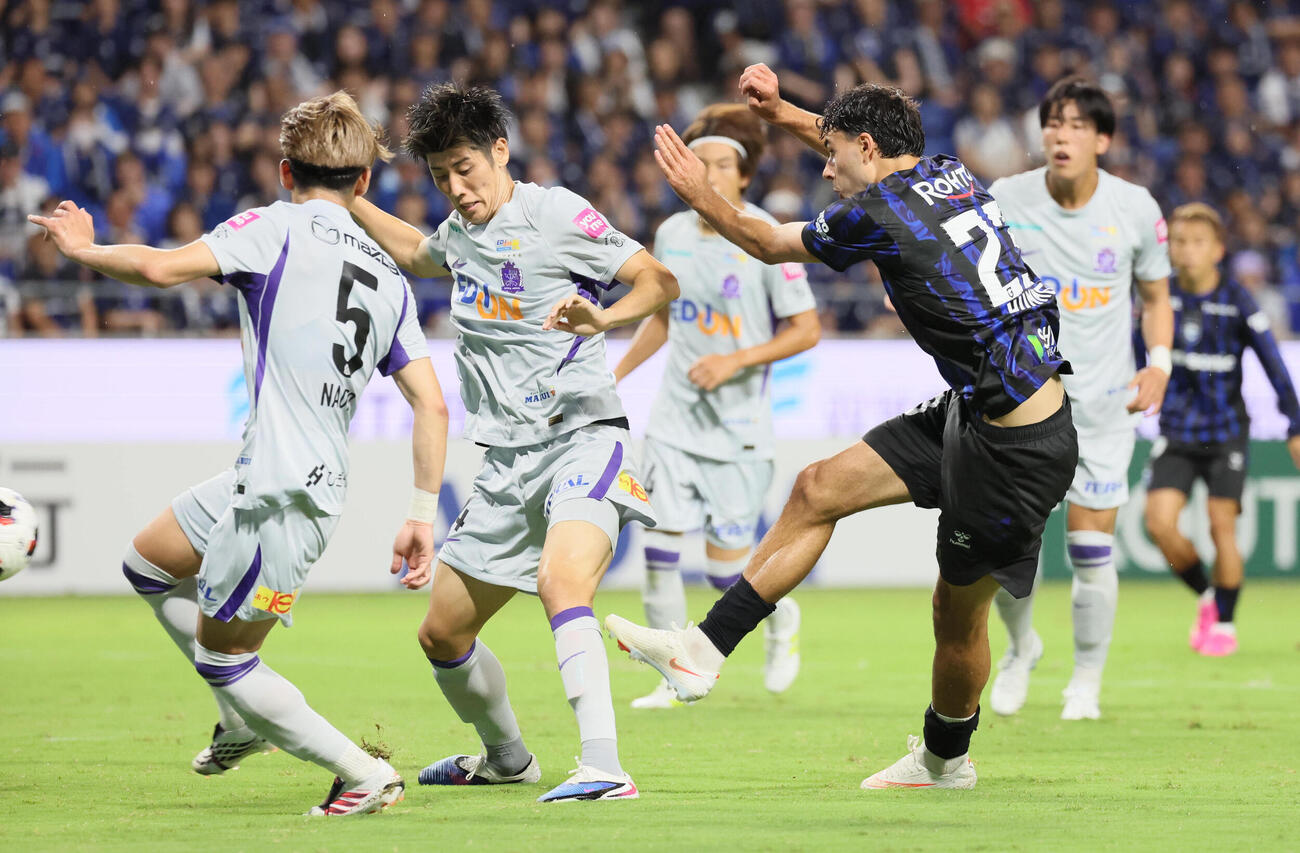 G大阪対広島　後半、G大阪デニス・ヒュメットはシュートを放つ（撮影・宮崎幸一）