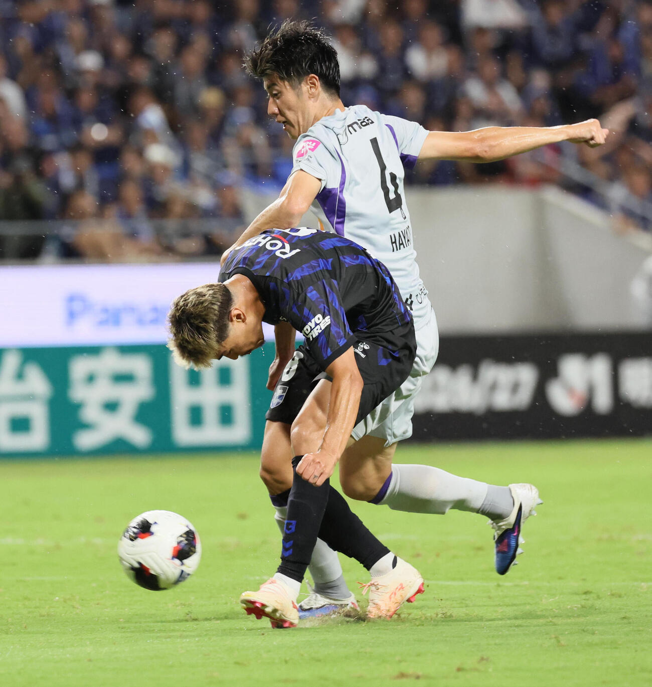 G大阪対広島　後半、G大阪食野亮太郎はゴール直前でバランスを崩しながらもシュートを放つ（撮影・宮崎幸一）