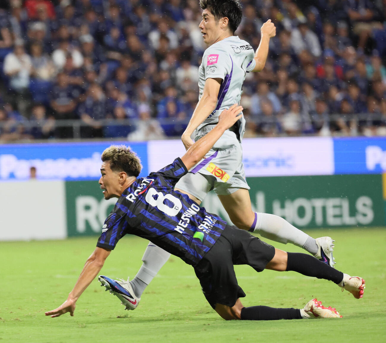 G大阪対広島　後半、G大阪食野亮太郎はゴール直前でバランスを崩しながらもシュートを放つ（撮影・宮崎幸一）