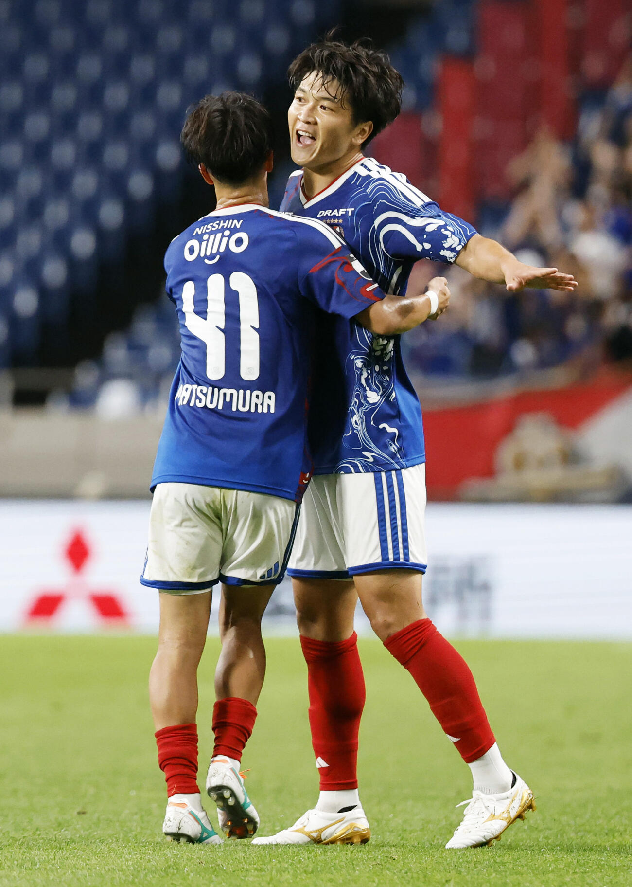 浦和対横浜　前半、先制ゴールを決め喜ぶ横浜谷村（右）（共同）