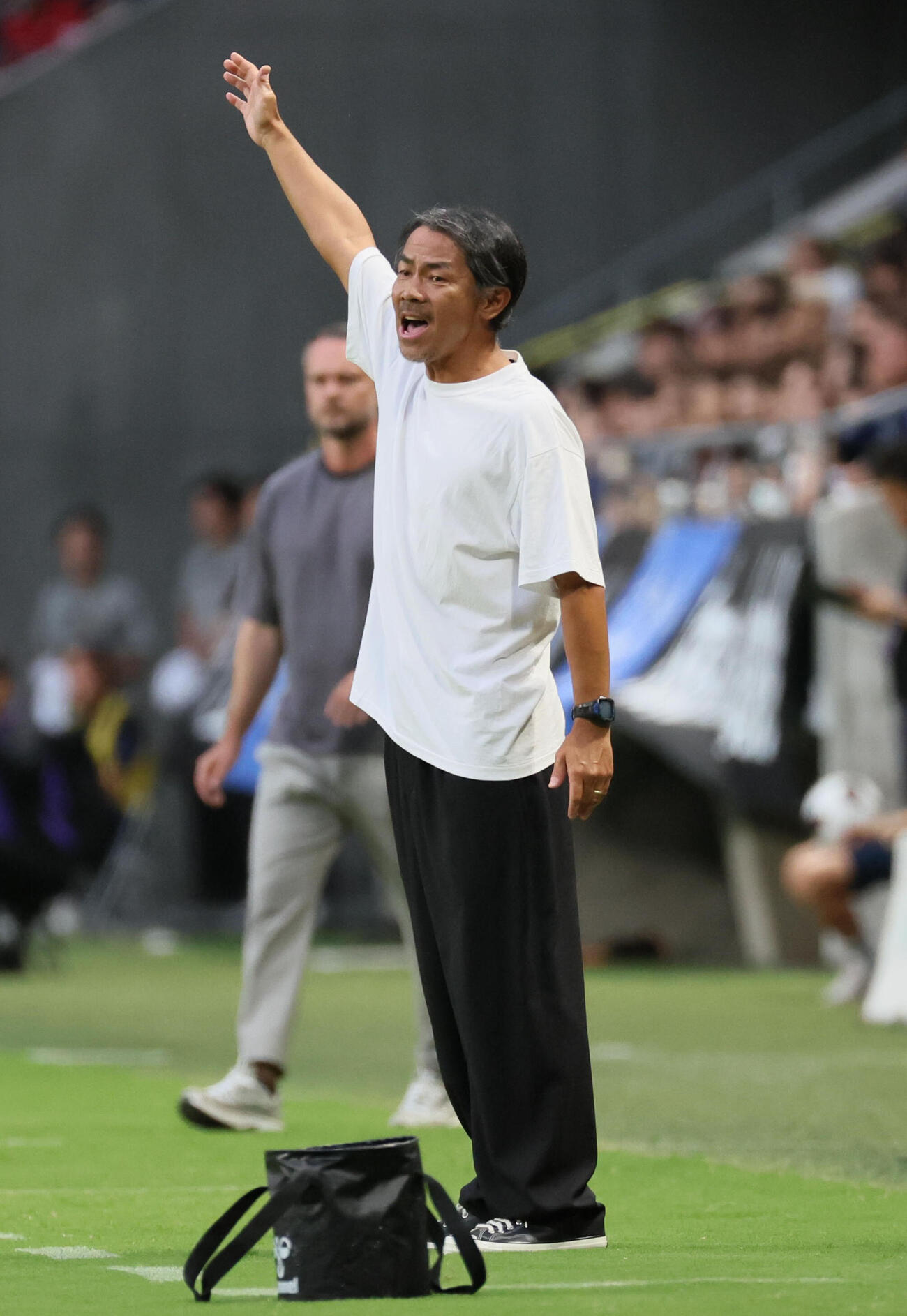 G大阪対広島　指示を出すG大阪明神智和監督（撮影・宮崎幸一）