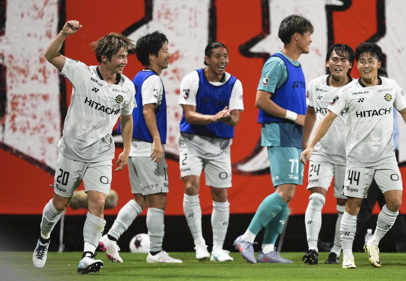 清水－柏　後半、先制ゴールを決めて喜ぶ柏・瀬川（左端）＝アイスタ（共同）