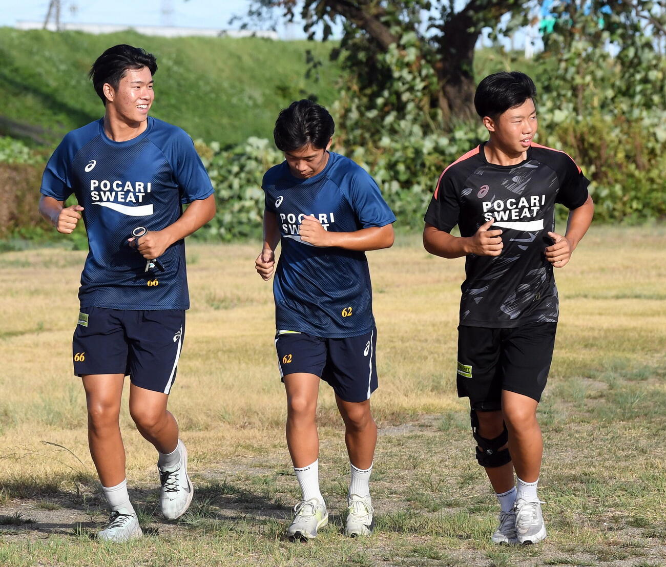 ランニングをする藤枝明誠・堀（左）