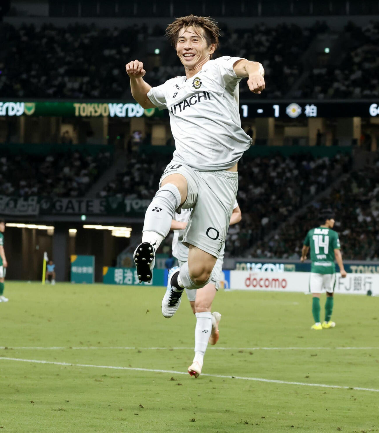 ゴールを決め、ガッツポーズする柏の瀬川祐輔（2026年8月撮影）