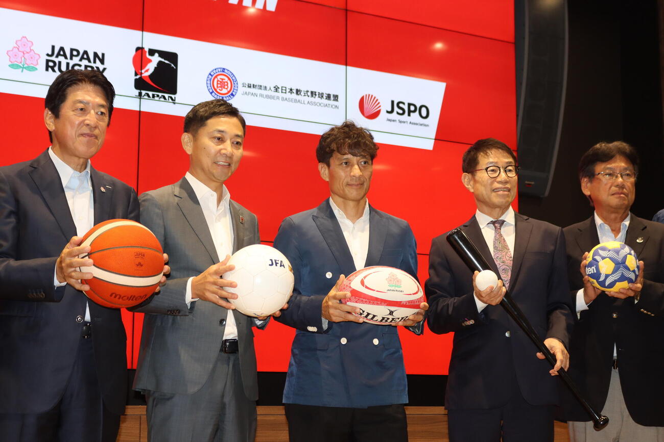 スポーツ団体連携に関する共同記者会見に出席した（左から）JRFU土田雅人会長、JBA島田慎二会長、JFA宮本恒靖会長、JHA金丸恭文会長、JSBB堺充廣会長