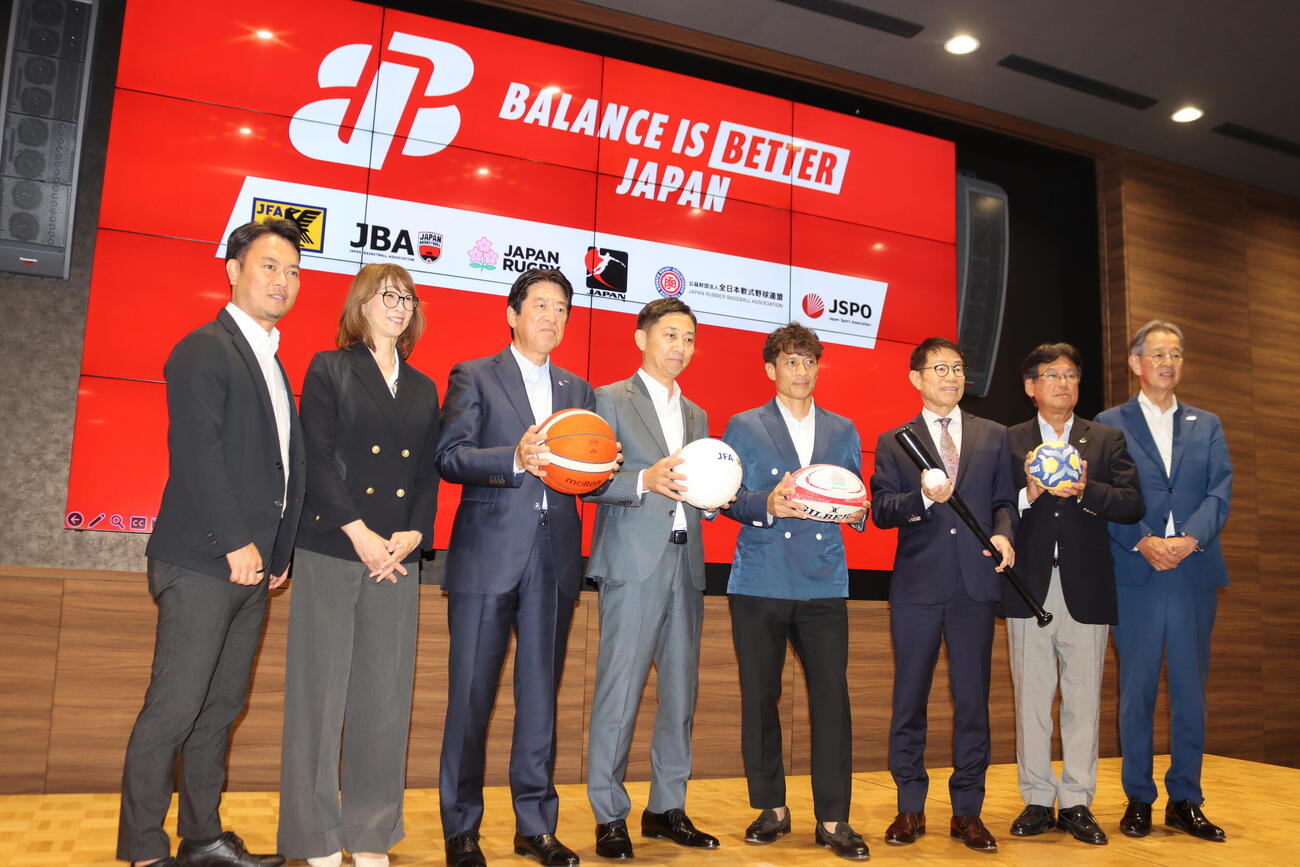 スポーツ団体連携に関する共同記者会見に出席した（左から）筑波大の大山高教授、JJSA益子直美本部長、JRFU土田雅人会長、JBA島田慎二会長、JFA宮本恒靖会長、JHA金丸恭文会長、JSBB堺充廣会長、JSPO森岡裕策専務理事