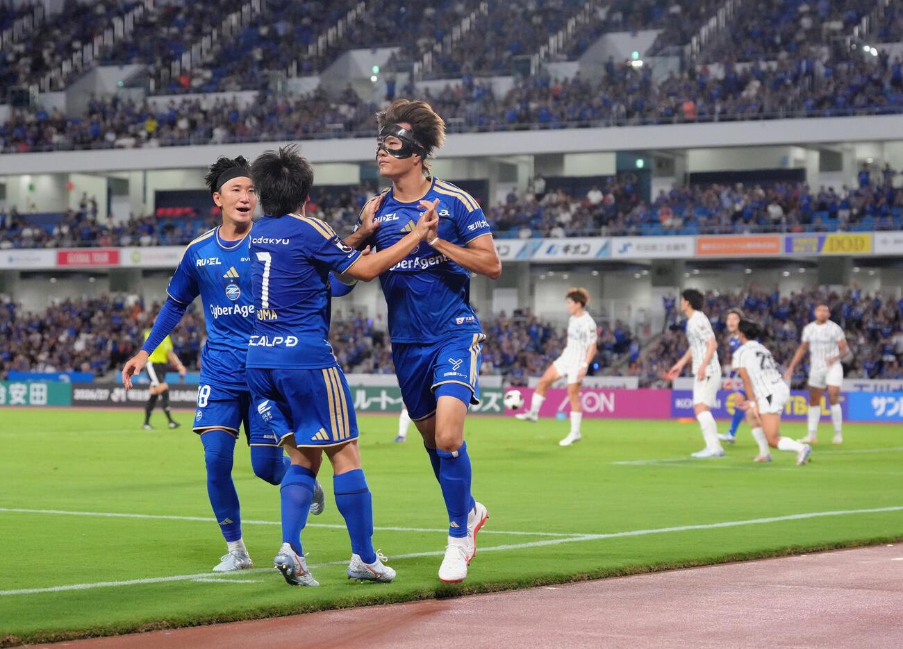 町田対川崎F　後半、同点ゴールを決め喜ぶ町田小川航基（中央）（撮影・足立雅史）