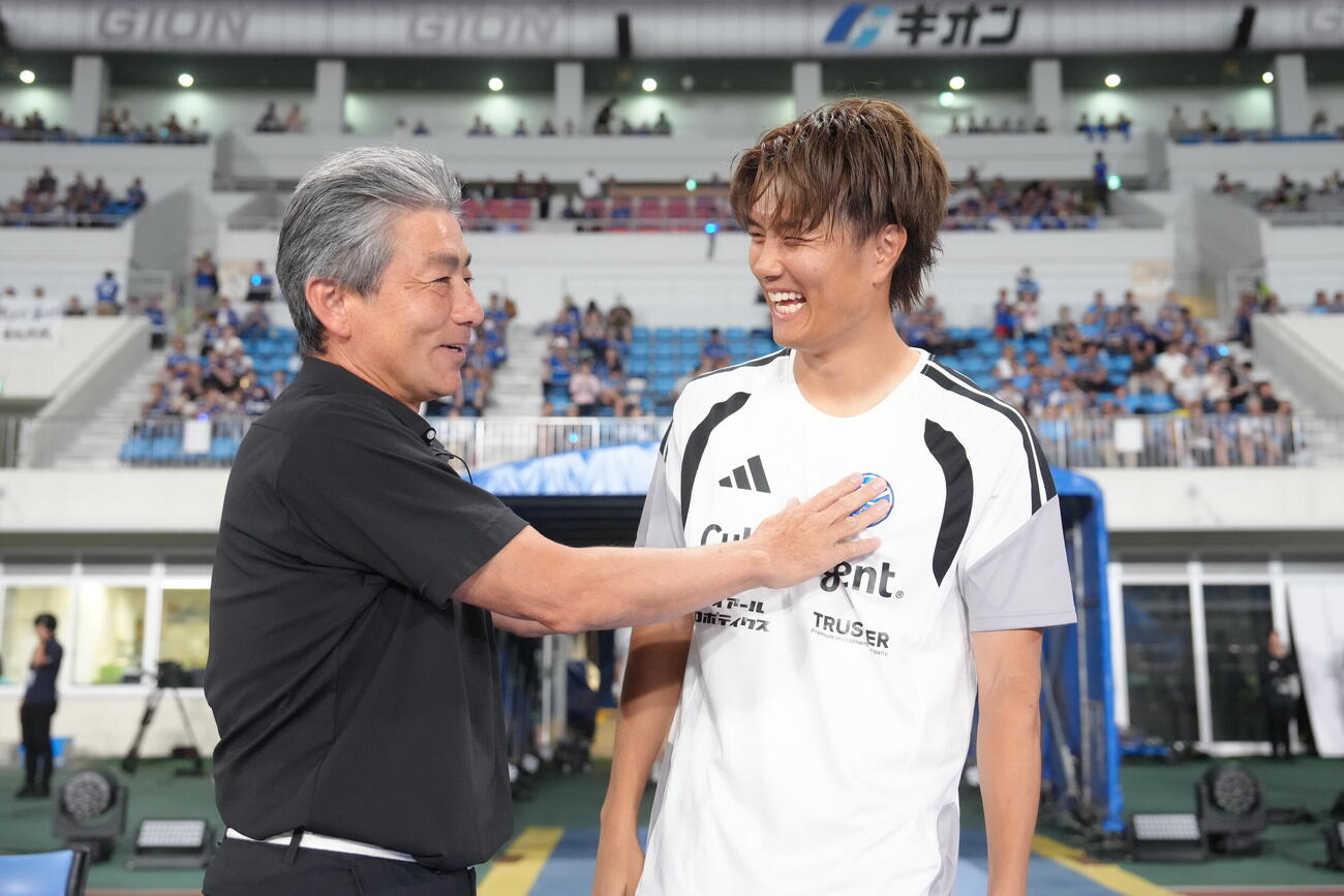 町田対川崎F　試合前、談笑する川崎F長谷部茂利監督（左）と町田小川航基（撮影・足立雅史）