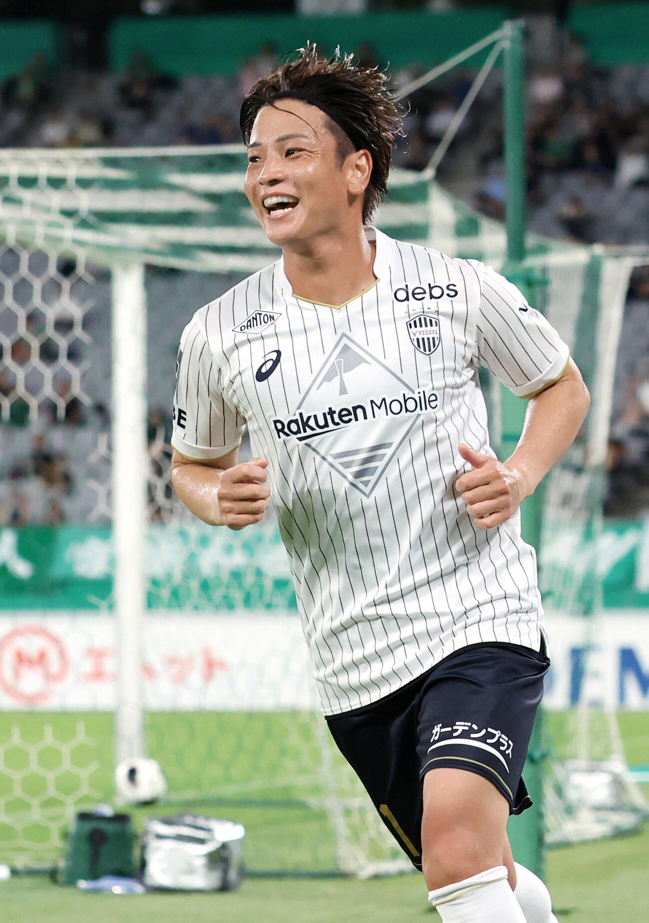 東京V－神戸　後半、チーム2点目のゴールを決め喜ぶ神戸永戸（共同）