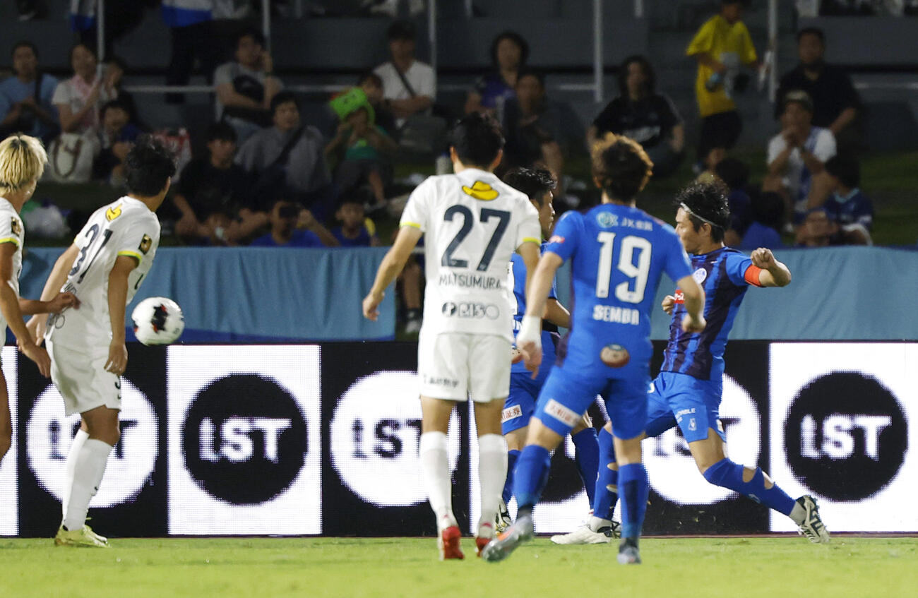 水戸対鹿島　後半、ハットトリックとなるゴールを決める水戸渡辺（右端）（共同）