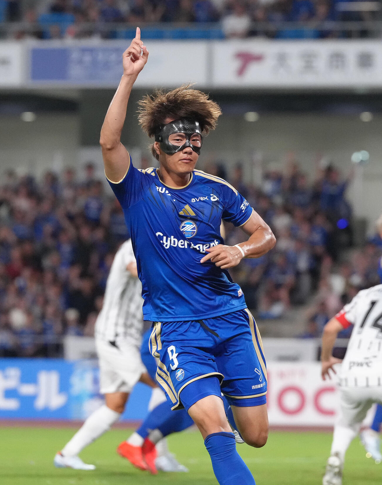 町田対川崎F　後半、同点ゴールを決め喜ぶ町田小川航基（中央）（撮影・足立雅史）