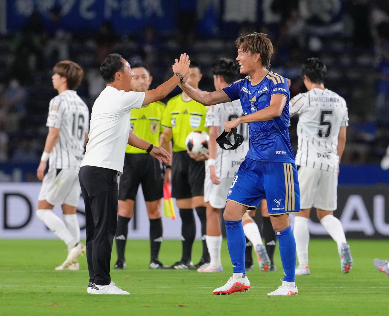 町田対川崎F　勝利し笑顔でタッチを交わす町田小川航基（右）と黒田剛監督（撮影・足立雅史）