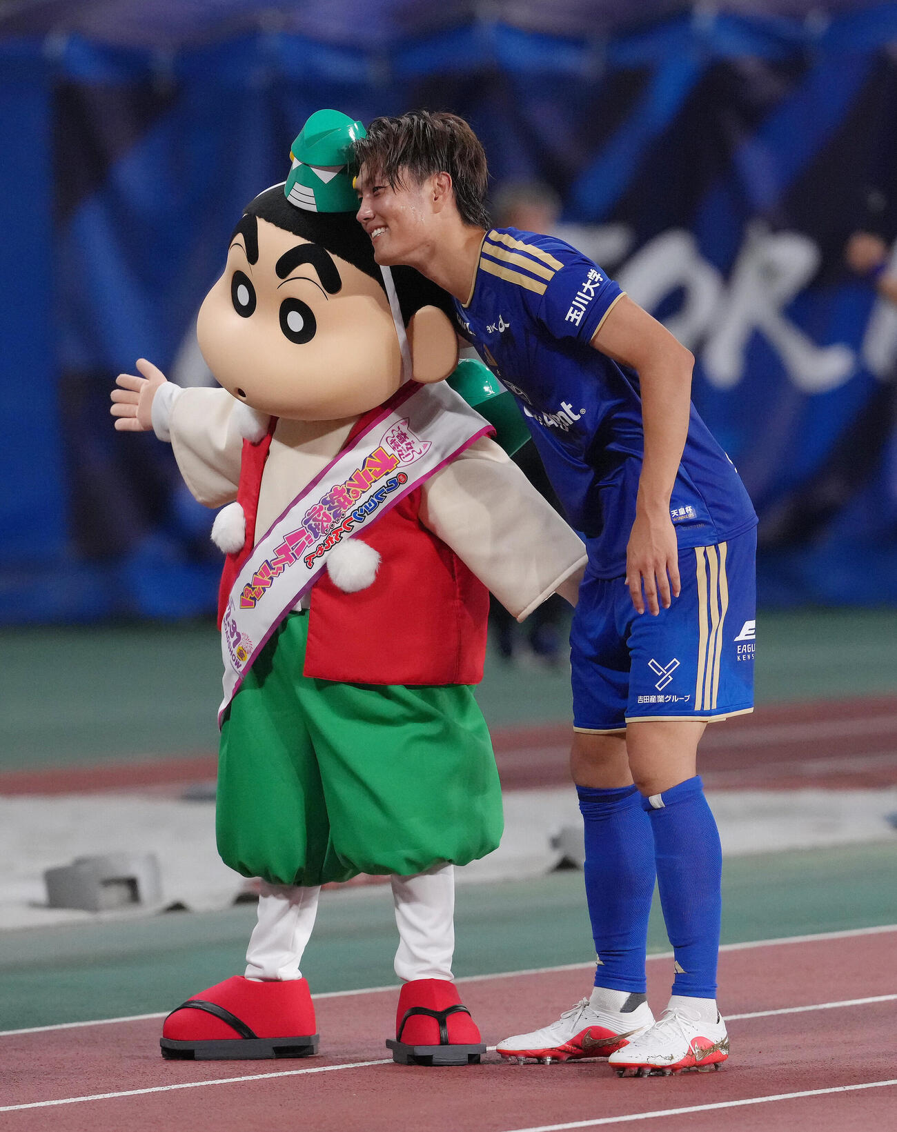 町田対川崎F　試合後、クレヨンしんちゃんと笑顔で記念撮影する町田小川航基（撮影・足立雅史）