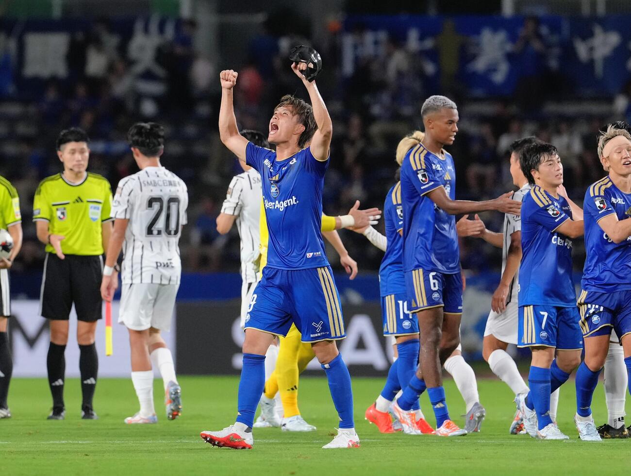 町田対川崎F　勝利し、ガッツポーズする町田小川航基（撮影・足立雅史）