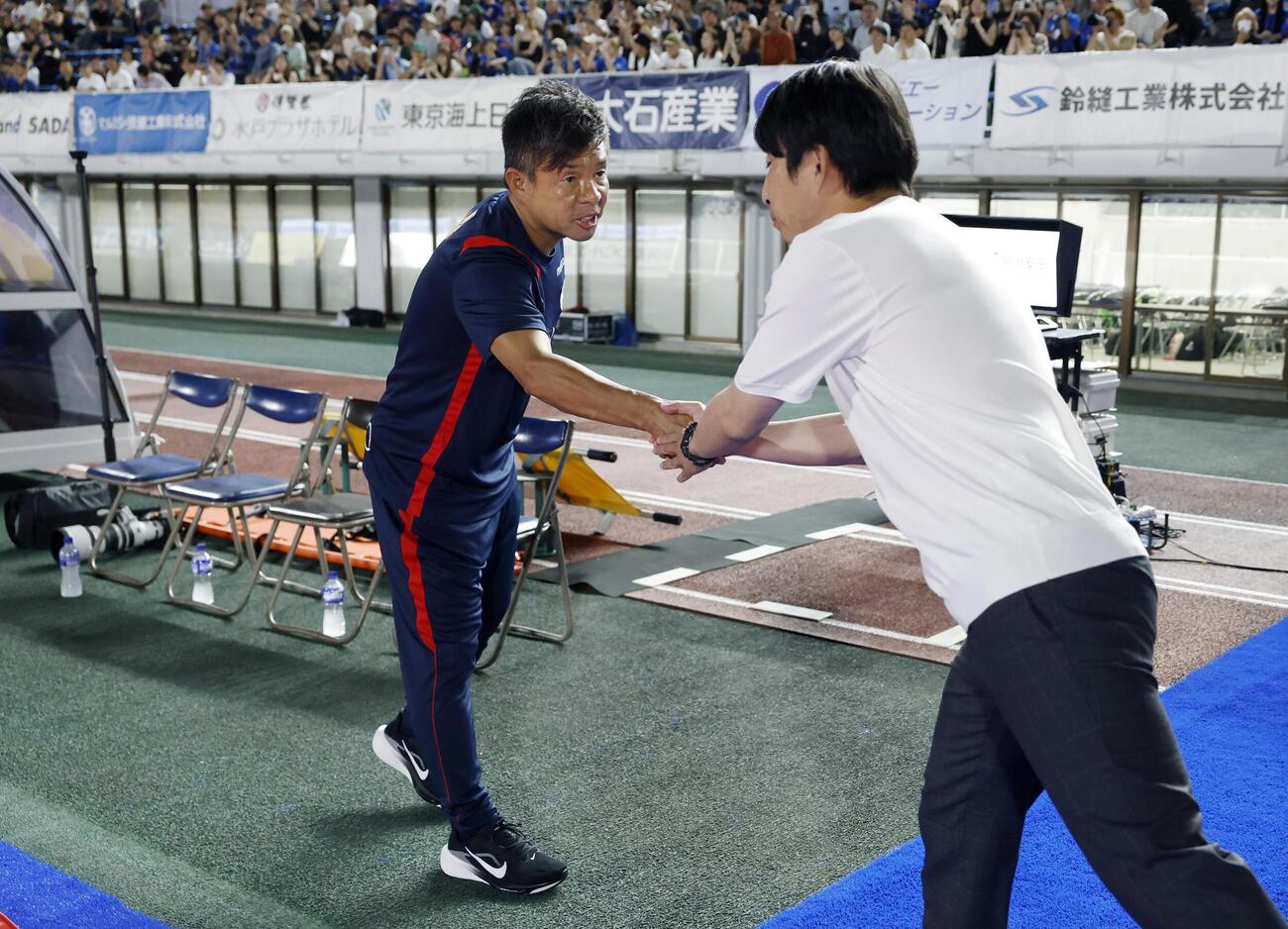水戸対鹿島　試合前、水戸・樹森監督と握手を交わす鹿島・鬼木監督（左）（共同）