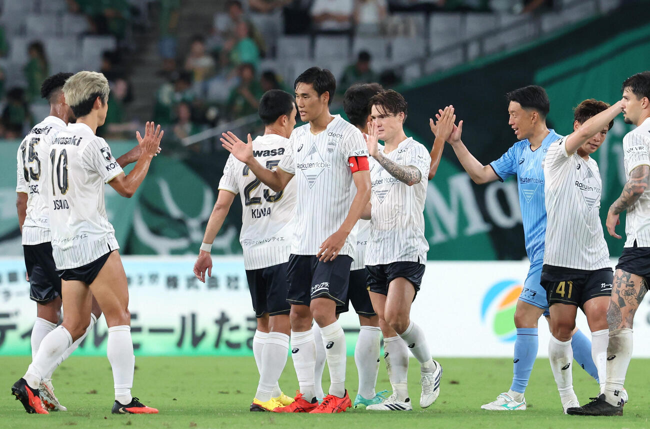 東京Vに勝利し、喜ぶ神戸イレブン（共同）