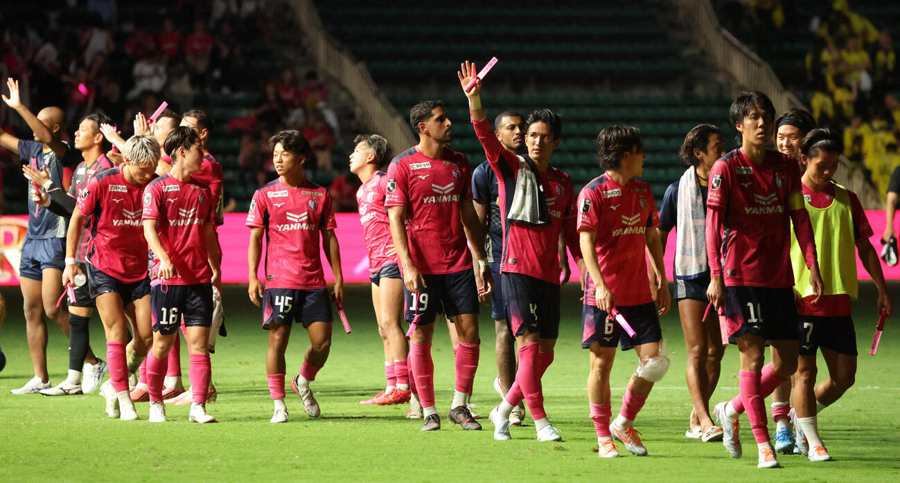 C大阪対柏　首位柏に快勝し、場内一周を行うC大阪イレブン（撮影・西尾就之）