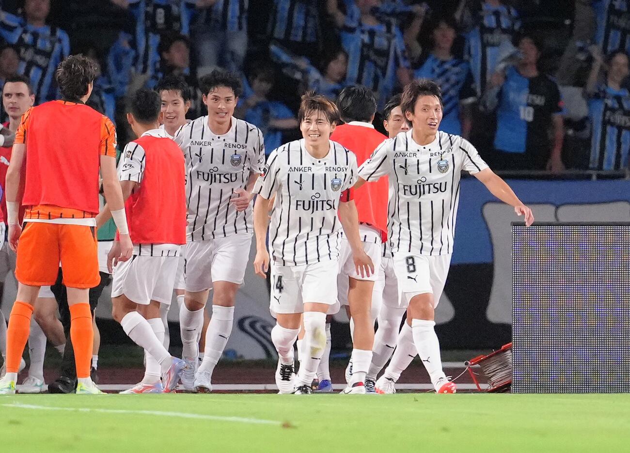 町田対川崎F　後半、先制ゴールを決め喜ぶ川崎F脇坂泰斗（中央）（撮影・足立雅史）
