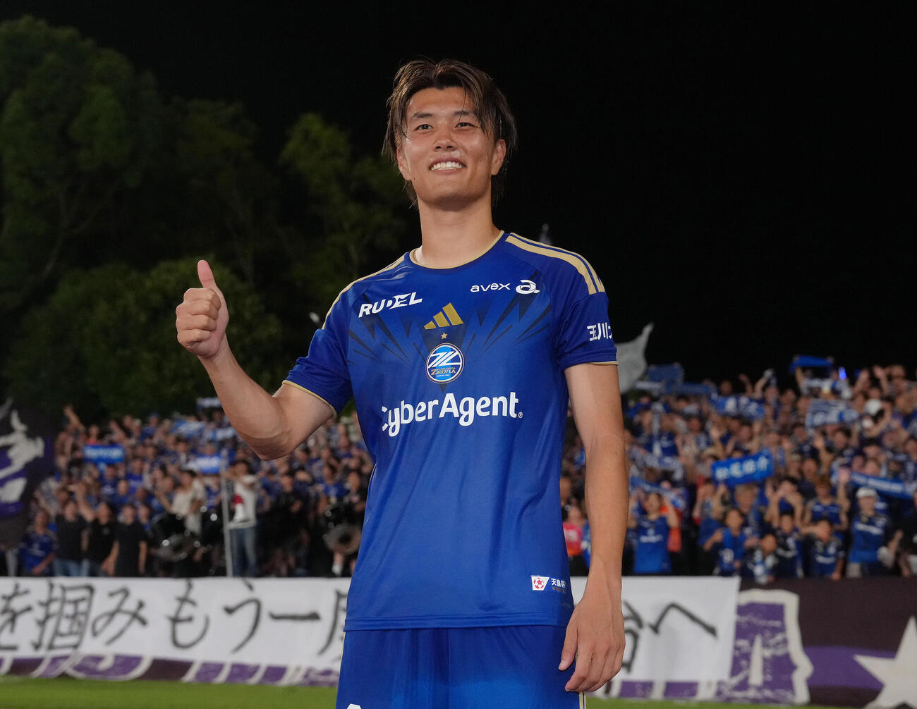 町田対川崎F　試合後、サポーターを背に笑顔でポーズを決める町田小川航基（撮影・足立雅史）