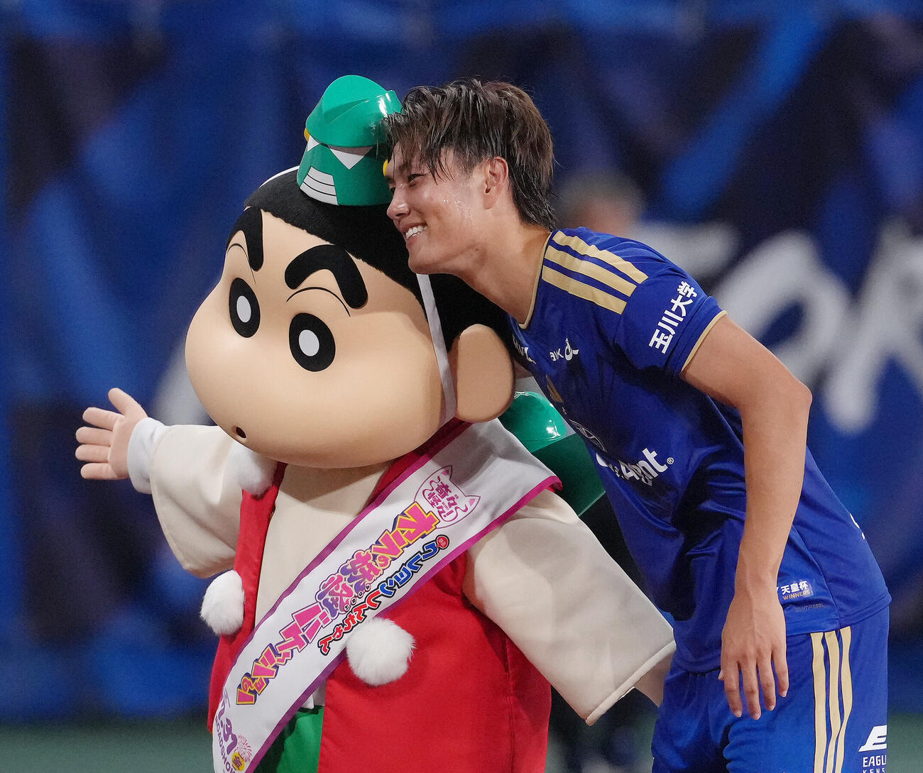 町田対川崎F　試合後、クレヨンしんちゃんと笑顔で記念撮影する町田小川航基（撮影・足立雅史）