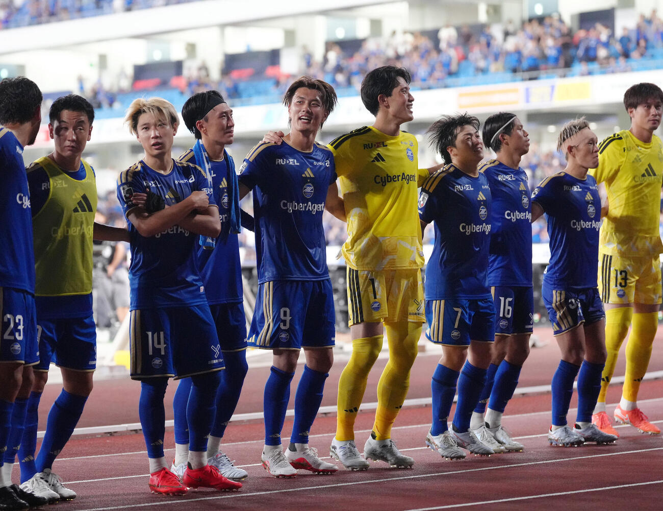 町田対川崎F　試合後、勝利のダンスに笑顔を見せる町田小川航基（中央）（撮影・足立雅史）