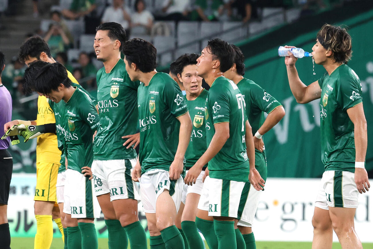 神戸に敗れ、肩を落とす東京Vイレブン（共同）