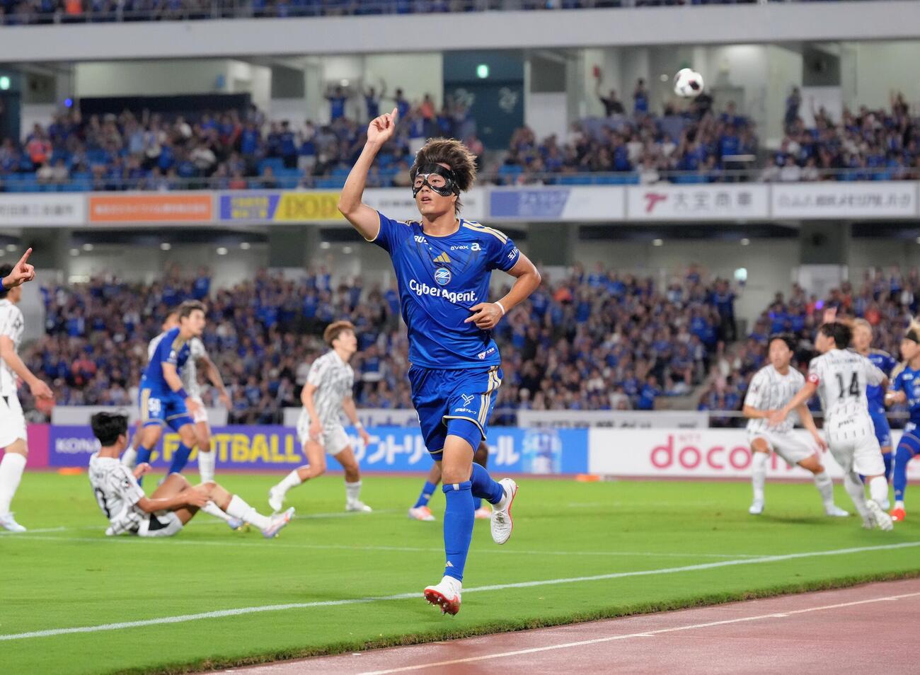 町田対川崎F　後半、同点ゴールを決め喜ぶ町田小川航基（撮影・足立雅史）