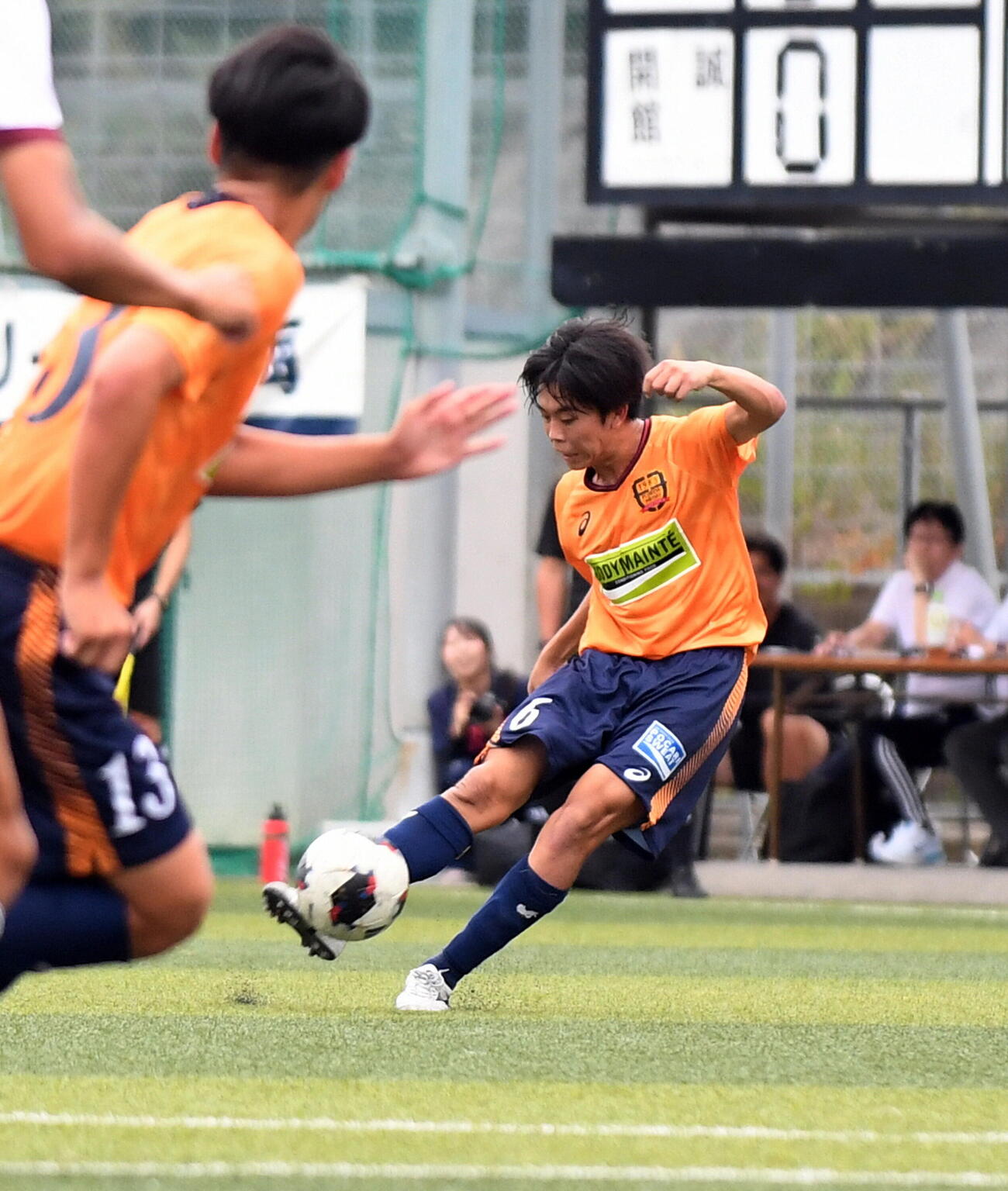 前半、先制の直接FKを決める藤枝明誠・横田川
