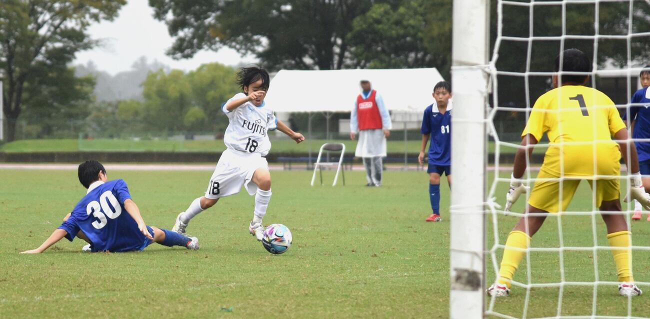 反撃に打って出た後半、川崎フロンターレの福原暖太（左から2人目）は果敢な突破で相手ゴール前に迫る