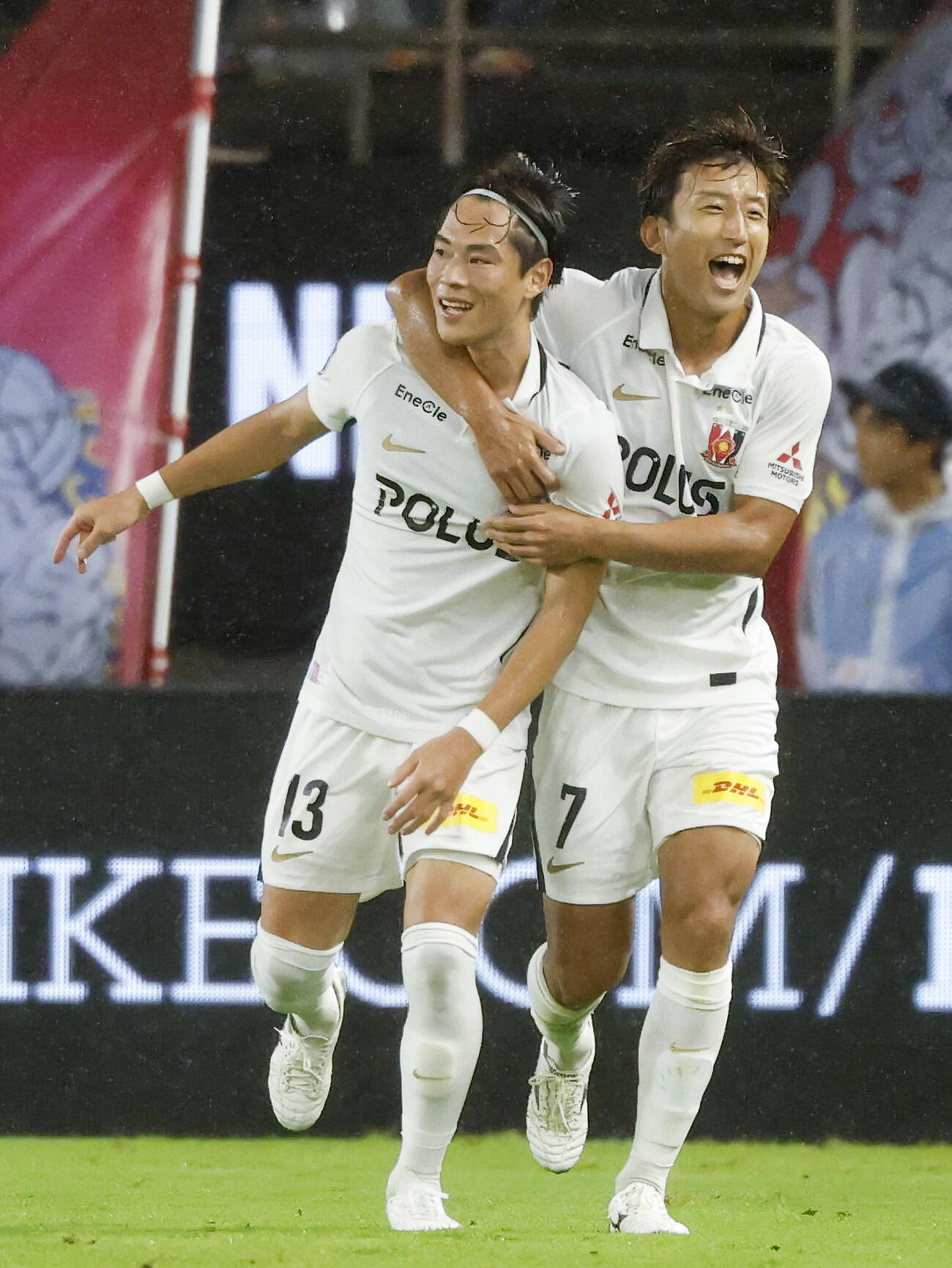 鹿島対浦和　前半、鹿島のオウンゴールで先制し喜ぶ浦和の渡辺（左）と金子（共同）