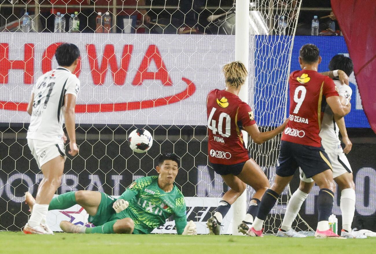 鹿島対浦和　前半、オウンゴールで浦和に先制された鹿島・GK早川（左から2人目）（共同）