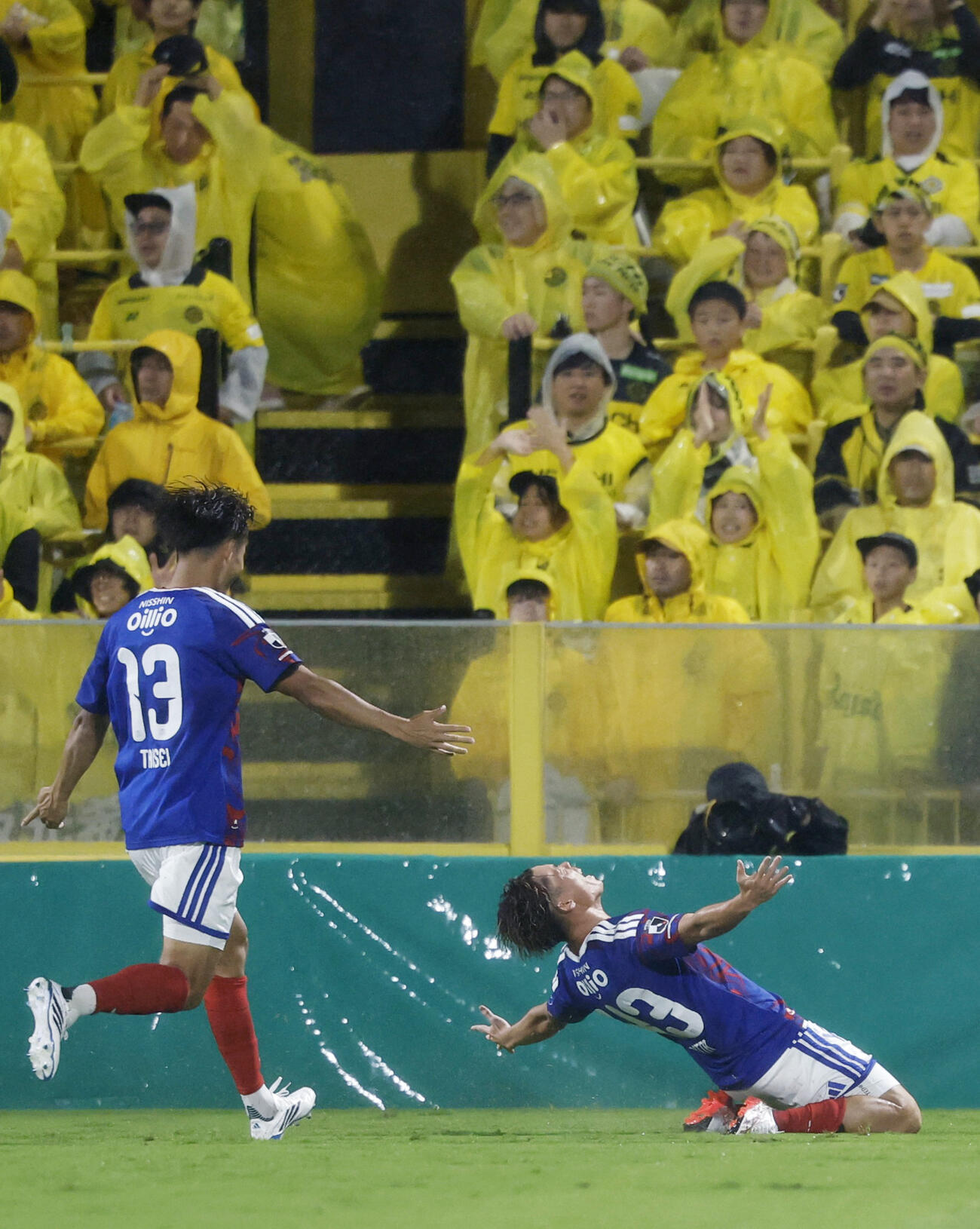 柏－横浜M　後半、チーム2点目のゴールを決め喜ぶ横浜M・二田（右）（共同）