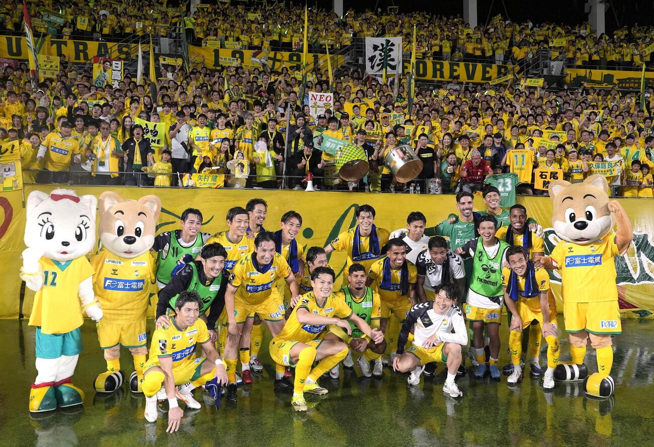 千葉対G大阪　G大阪を破り今季初勝利を挙げ、サポーターと写真に納まる千葉の選手たち（共同）