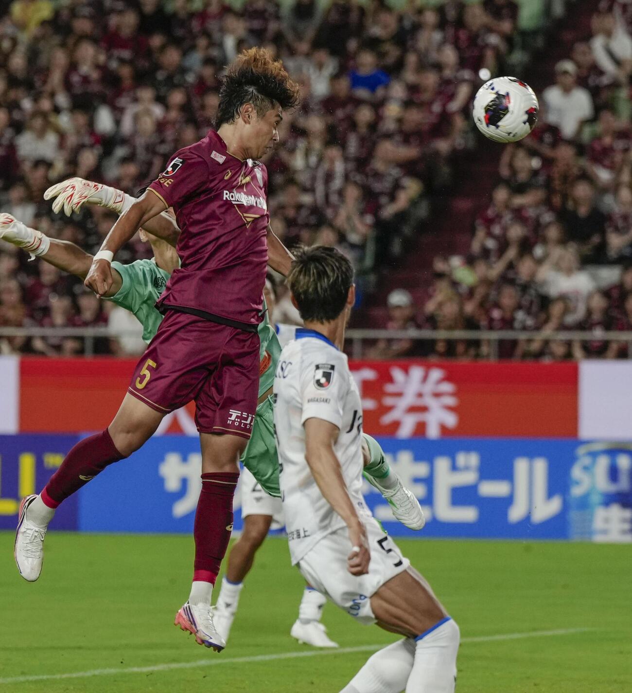 神戸－長崎　後半、ヘディングで自身2点目のゴールを決める神戸郷家（左）（共同）
