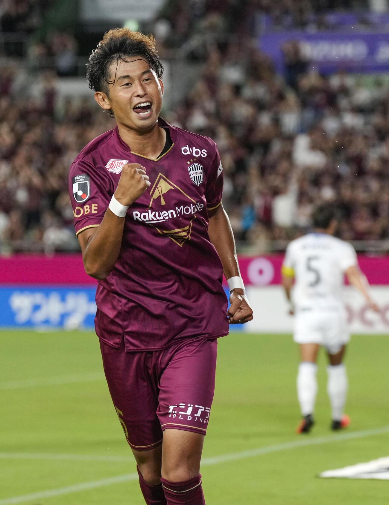 神戸－長崎　後半、自身2点目のゴールを決め、ガッツポーズで喜ぶ神戸郷家（共同）