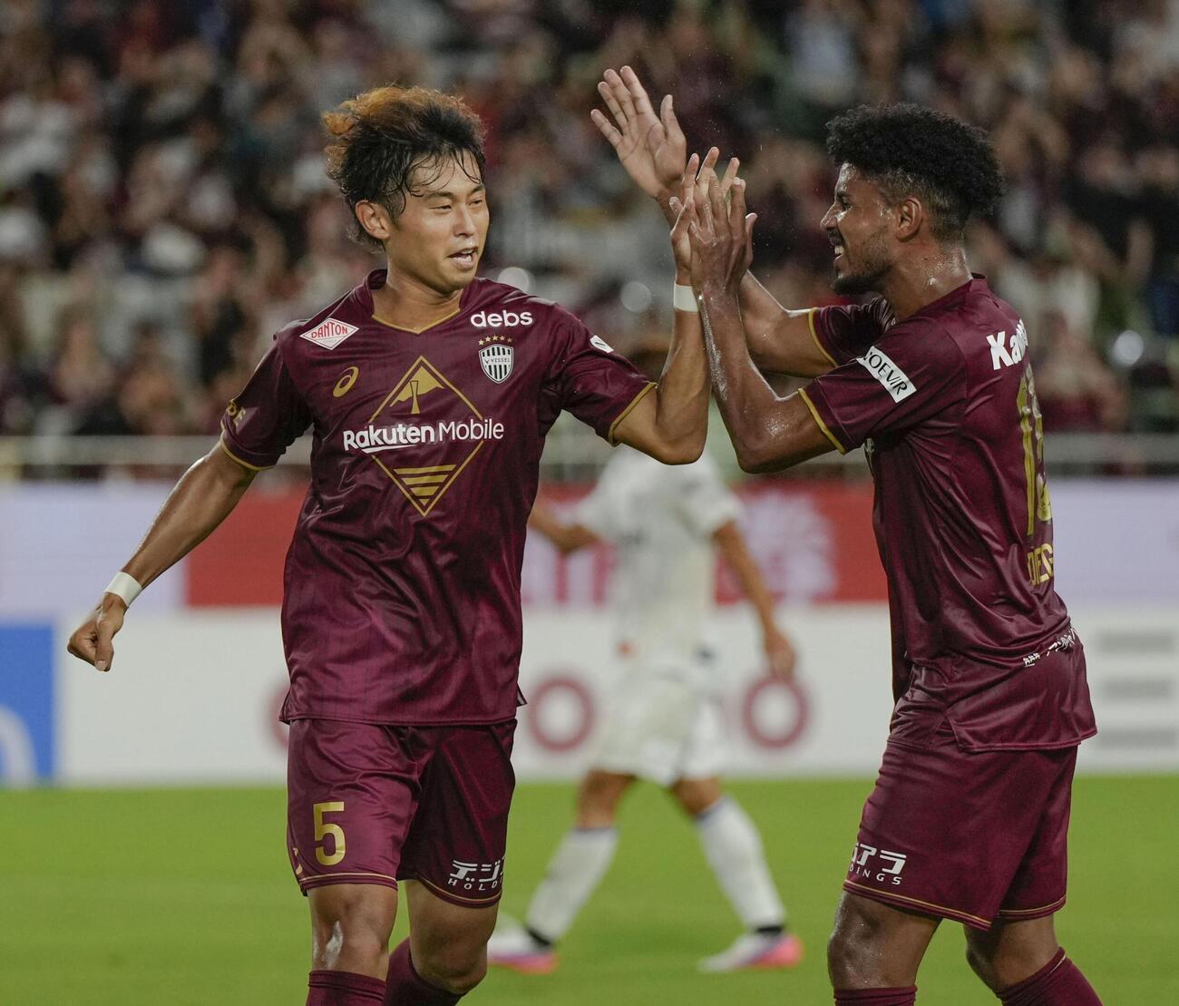 神戸－長崎　前半、チーム2点目のゴールを決め喜ぶ神戸郷家（左）（共同）