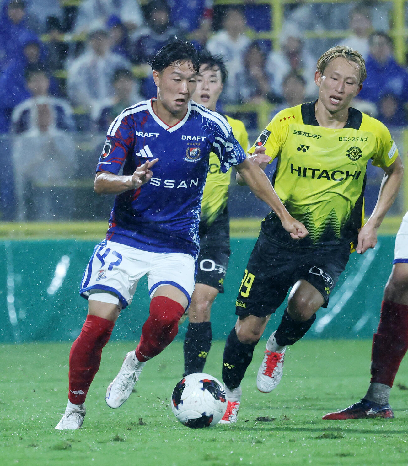 柏対横浜　後半、攻め込む横浜三井寺眞（左）（撮影・鈴木正人）