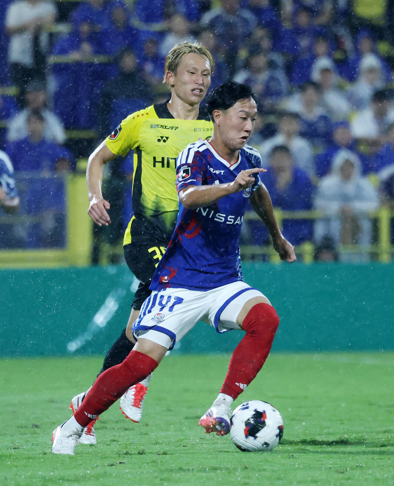 柏対横浜　後半、攻め込む横浜三井寺眞（撮影・鈴木正人）