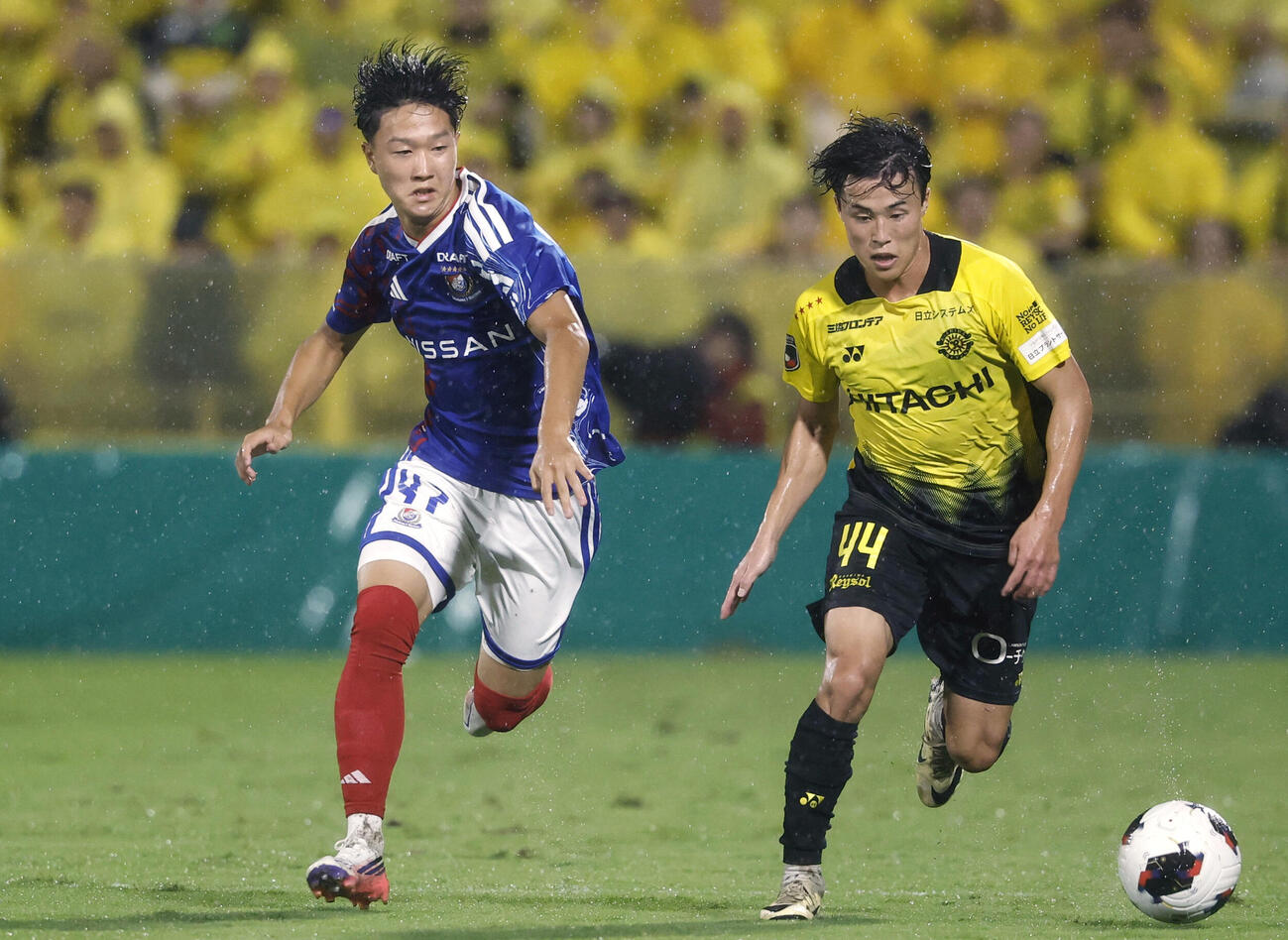 柏－横浜M　後半、競り合う横浜M・三井寺（左）と柏・弓場＝三協F柏（共同）