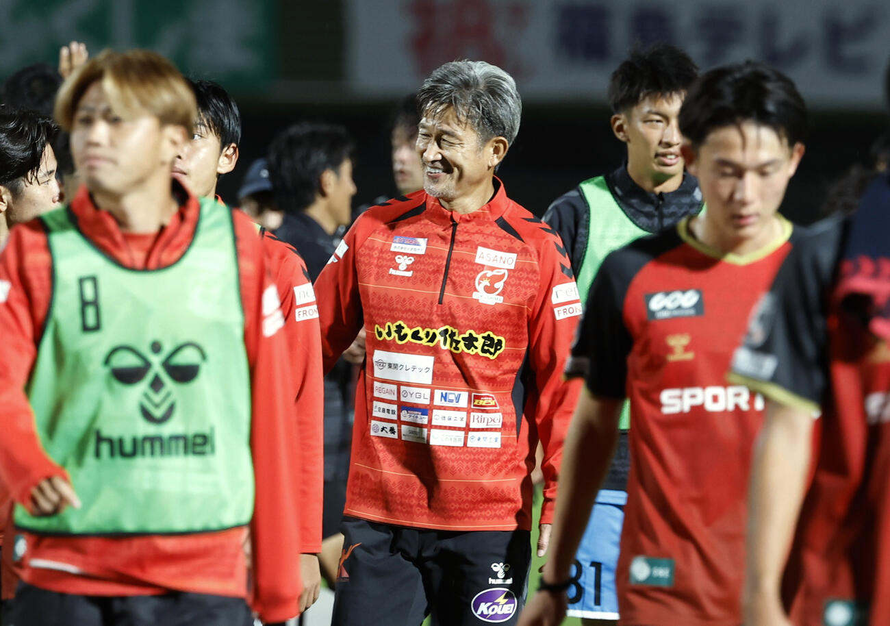 仙台に競り勝ち、笑顔を見せる福島三浦（中央）（共同）