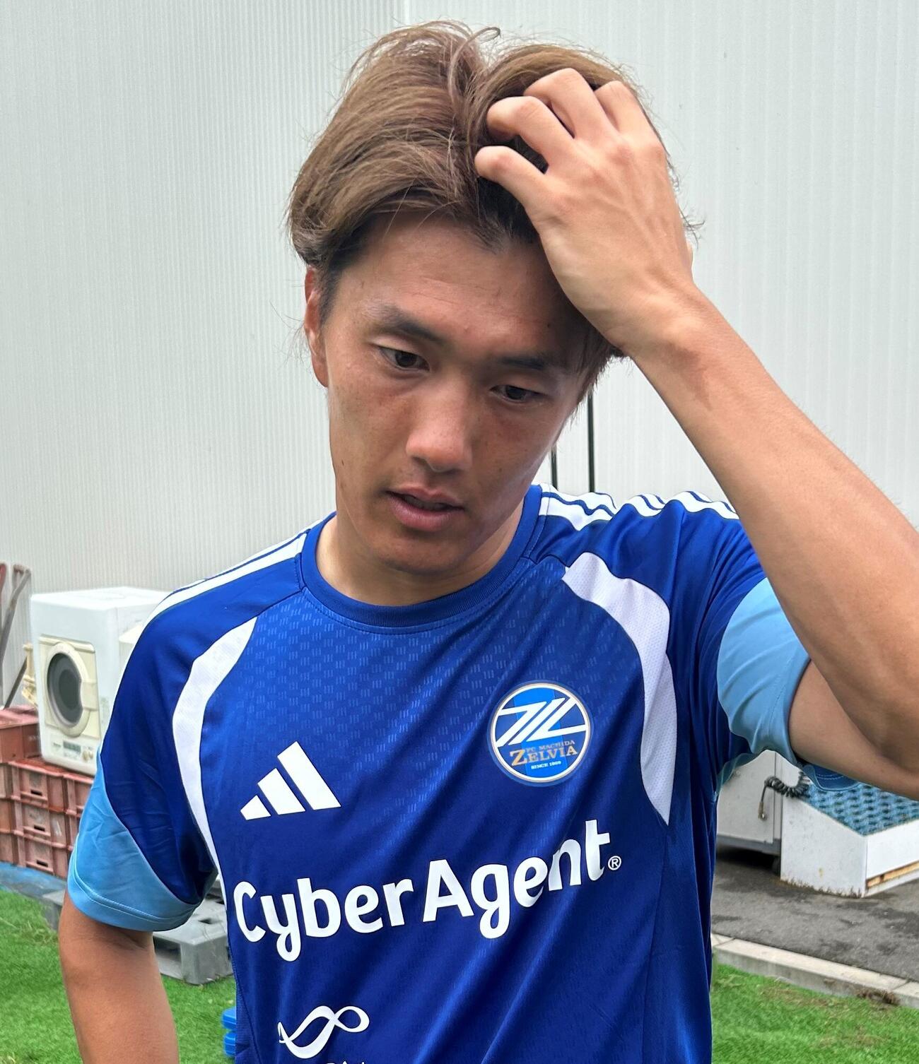 フェースガードを外して練習を行った町田FW小川航基