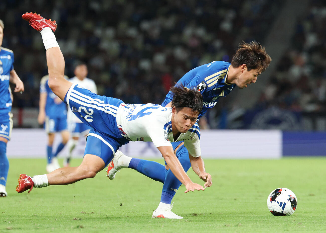 町田対横浜　後半、横浜近藤友喜（左）からボールを奪う町田昌子源（撮影・宮地輝）