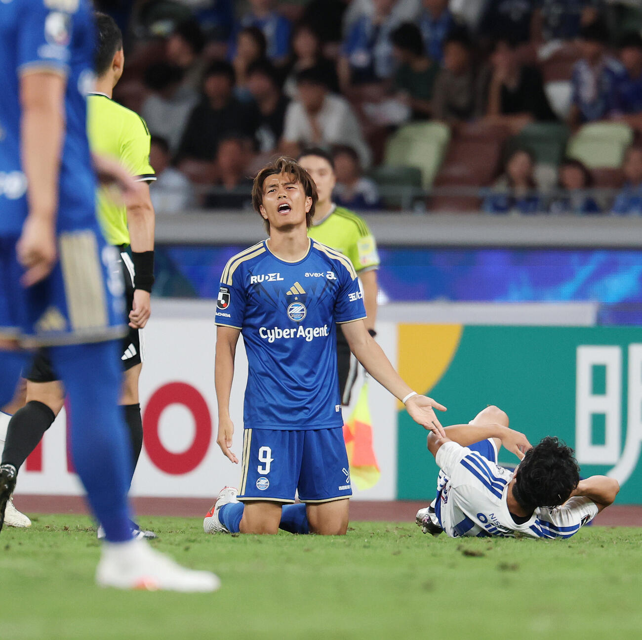 町田対横浜　後半、ファウルした町田小川航基（撮影・宮地輝）